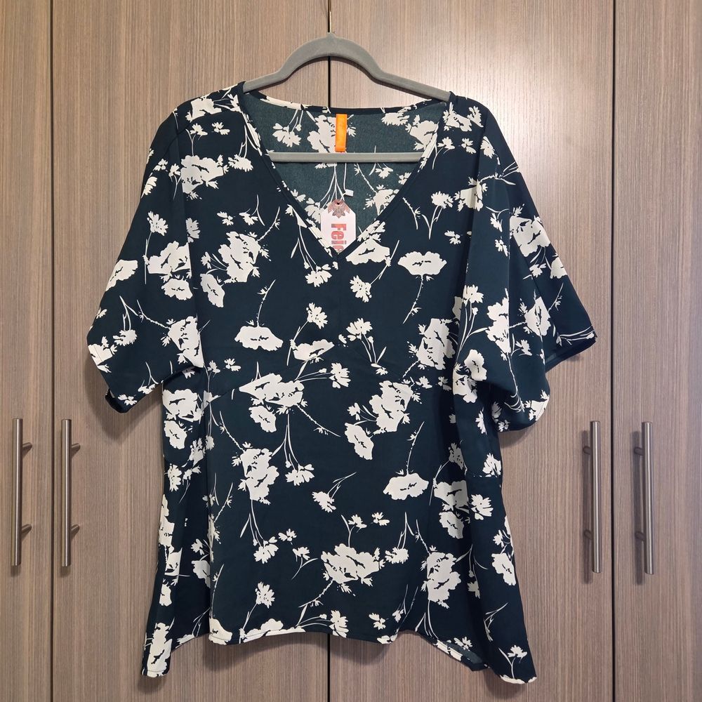 NWT Floral & Flowy V-Neck Top